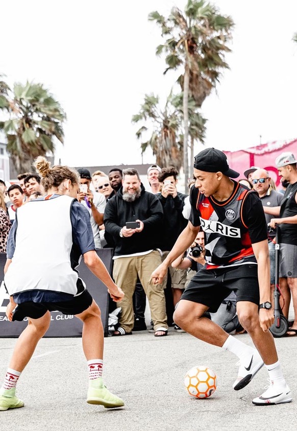 Kylian Mbappé, arborant un maillot de la collection Jordan x PSG.