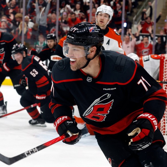 La joie de Taylor Hall (71), auteur du but de la victoire pour Carolina