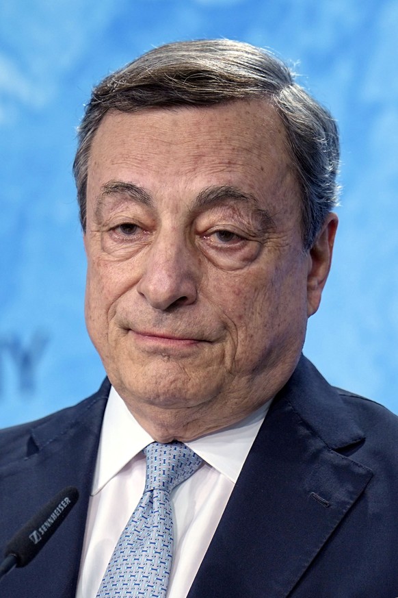 ARCHIV - 28.06.2022, Bayern, Elmau: Mario Draghi, Premierminister von Italien, spricht bei der Pressekonferenz zum Schluss des dreit�gigen G7-Gipfel. Der italienische Ministerpr�sident Mario Draghi ha ...
