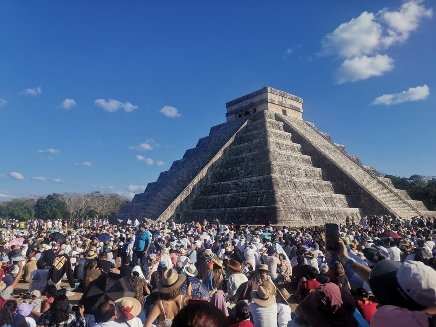 chichen itza mexique pyramides sept merveilles du monde serpent équinoxe été