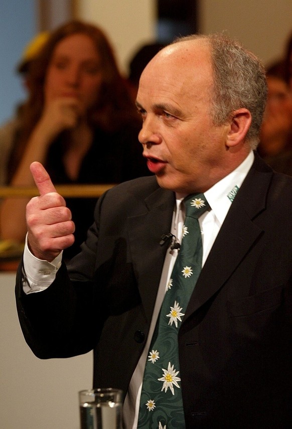 Ueli Maurer, Praesident der SVP Schweiz, diskutiert am Sonntag, 3. Maerz 2002, im Fernsehstudio DRS in Zuerich ueber die Abstimmungsresultate vom Wochenende. Das Schweizer Volk hat am Sonntag dem Voll ...