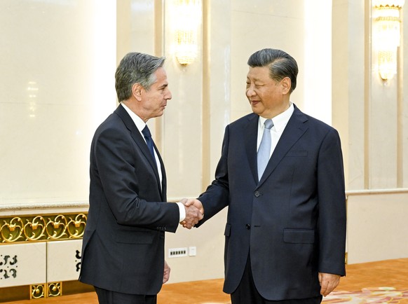 epa10699634 Chinese President Xi Jinping (R) shakes hands with visiting US Secretary of State Antony Blinken during a meeting in Beijing, China, 19 June 2023. EPA/XINHUA / LI XUEREN CHINA OUT / UK AND ...
