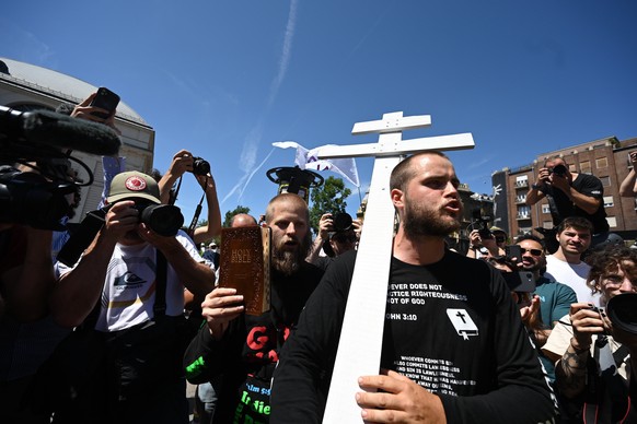 epa12203004 Counter-demonstrators protest during the Budapest Pride march in Budapest, Hungary, 28 June 2025. Thousands of people gathered at the Pride march despite a law passed earlier this year ban ...