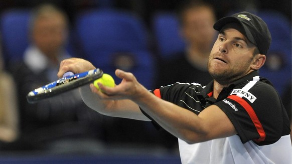 Andy Roddick from the US serves a ball to Czech's Radek Stepanek during their round of sixteen match at the Swiss Indoors tennis tournament at the St. Jakobshalle in Basel, Switzerland, Thursday, ...