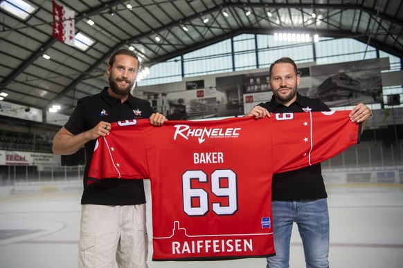 Le chanteur Bastian Baker, gauche, pose avec son nouveau maillot dans la patinoire du Forum en compagnie de Nicolas Burdet, directeur general du HC Valais-Chablais, droite, apres une conference de pre ...