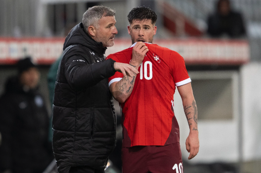 Alex Frei – ici en discussion avec Liam Chipperfield (FC Sion) – entraîne les Suisses M21 depuis le début de l'année.