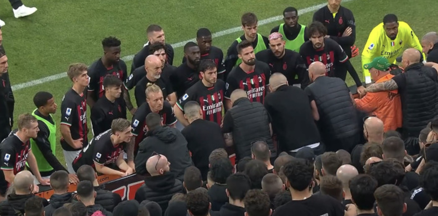 Les joueurs du Milan AC alignés devant leurs ultras, «obligés» d'écouter.