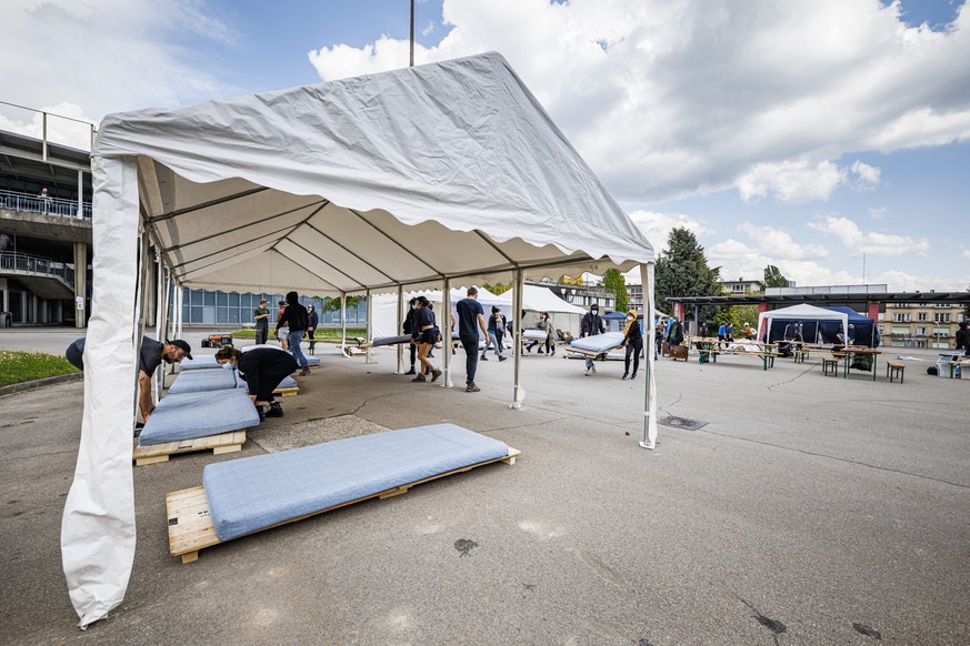 Des activistes du collectif 43m2 installent un campement destine a accueillir des sans abris dans les jardins du Palais de Beaulieu ce samedi 30 avril 2022 a Lausanne. L&#039;action s&#039;inscrit dan ...