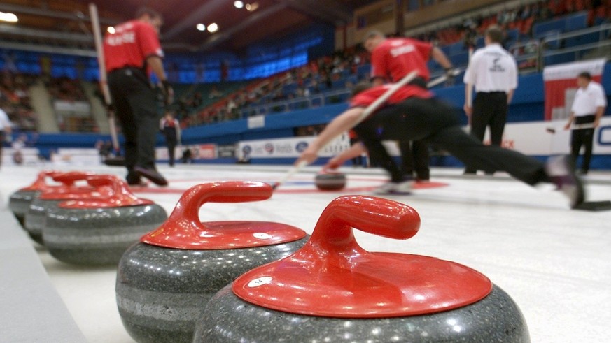Swiss team throw the stones during the men&#039;s third round vs Canada team, at the the 2001 World curling championships, in Lausanne, Switzerland, on Sunday, April 1, 2001. (KEYSTONE/Fabrice Coffrin ...