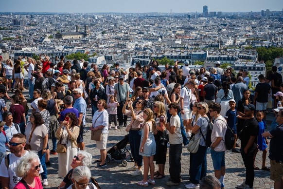 Certains quartiers parisiens, comme Montmartre, sont pris d&#039;assaut par les touristes.