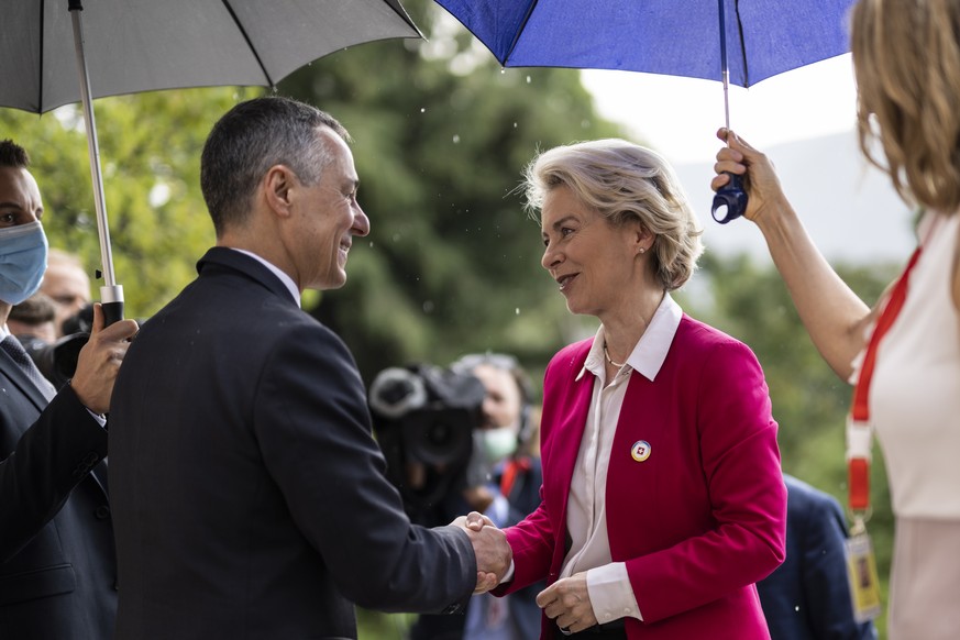 epa10051150 Swiss President and Minister of Foreign Affairs Ignazio Cassis (L) welcomes President of the European Commission Ursula Von der Leyen during the Ukraine Recovery Conference URC, in Lugano, ...