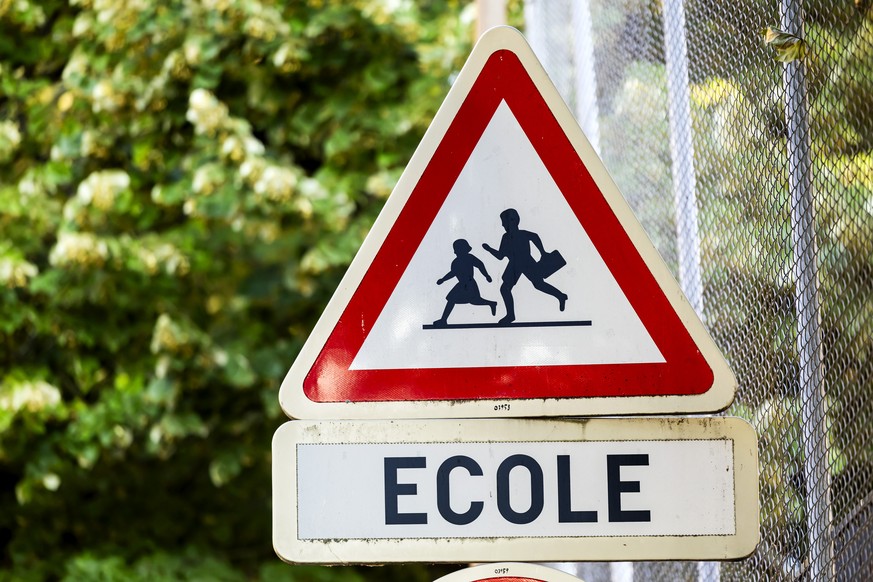 Un panneau de signalisation routiere "Cedez le passage - Ecole" est photographie aux abord de l'ecole primaire de Secheron lors de la rentree scolaire 2025-26, ce lundi 18 aout 2025 a G ...