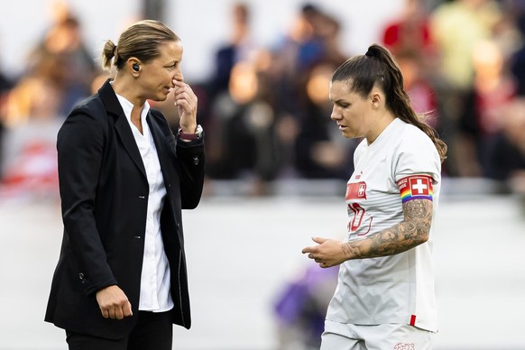 Switzerland&#039;s head coach Inka Grings, left, speaks to Switzerland&#039;s captain Ramona Bachmann during a women&#039;s international friendly soccer match between Switzerland and Morocco at the S ...