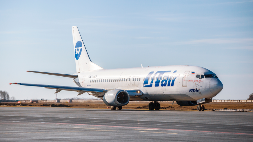 Un Boeing 737-400 avec l&#039;immatriculation RA-73067 des compagnies aériennes UTair sur la piste, à l&#039;aéroport international de Roschino (Tyumen, Russie).