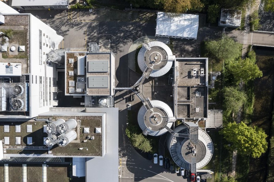 Usine de traitement des ordures ménagères et de la station d'épuration des eaux usées à côté de l'installation Power-to-Gas, au centre, lors de la visite de la première installation industrielle Power-to-Gas de Limeco, à Dietikon, prise le jeudi 28 avril 2022.