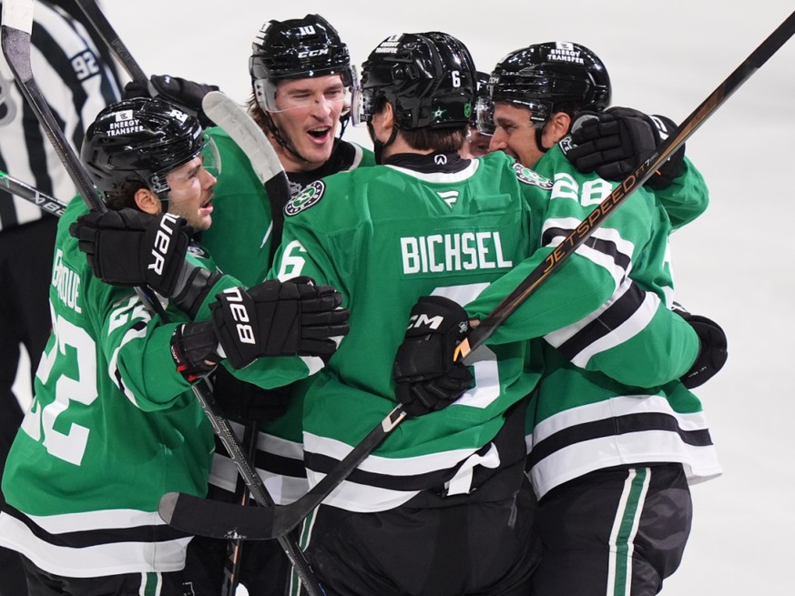 Lian Bichsel (6) est félicité par ses équipiers après avoir ouvert la marque face aux Flyers