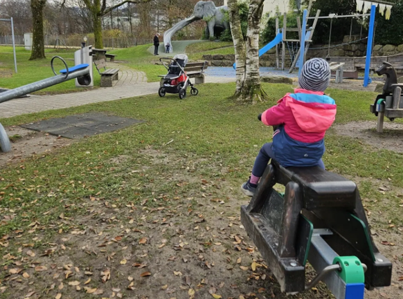 Hier lässt es sich gut schaukeln: Auf dem Spielplatz Mettlen in Kriens lagen nur drei Zigarettenstummel.