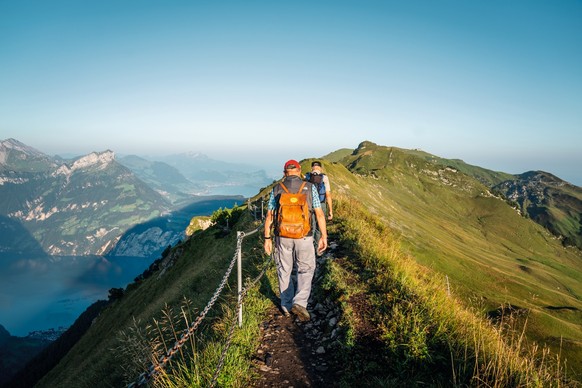 Die beiden Gratwanderweg Gestalter Sepp und Gottlieb im Wanderparadies Stoos.

The ridge hiking trails designed by Sepp and Gottlieb in the hiking paradise of Stoos.