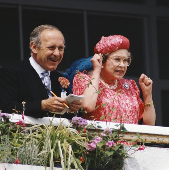 EPSOM, ENGLAND - JUNE 01: Queen Elizabeth II watches the racing from the royal balcony at the Epsom Derby at Epsom Racecourse on June 1, 2019 in Epsom, England. (Photo by Mark Cuthbert/UK Press via Ge ...