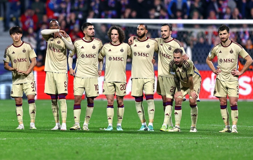 epa11220948 Players of Servette during the penalty shoot-out in the UEFA Europa Conference League Round of 16, second leg soccer match Viktoria Plzen vs Servette FC, in Plzen, Czech Republic, 14 March ...