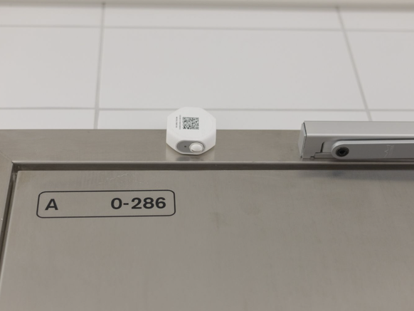 capteur dans les toilettes de Zurich aéroport pour compter le nombre de visiteurs