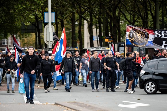 epa12392141 Demonstrators arrive at the Malieveld for a protest against the current asylum policy, in the Hague, the Netherlands, 20 September 2025. The initiator, known online as Els Rechts, advocate ...