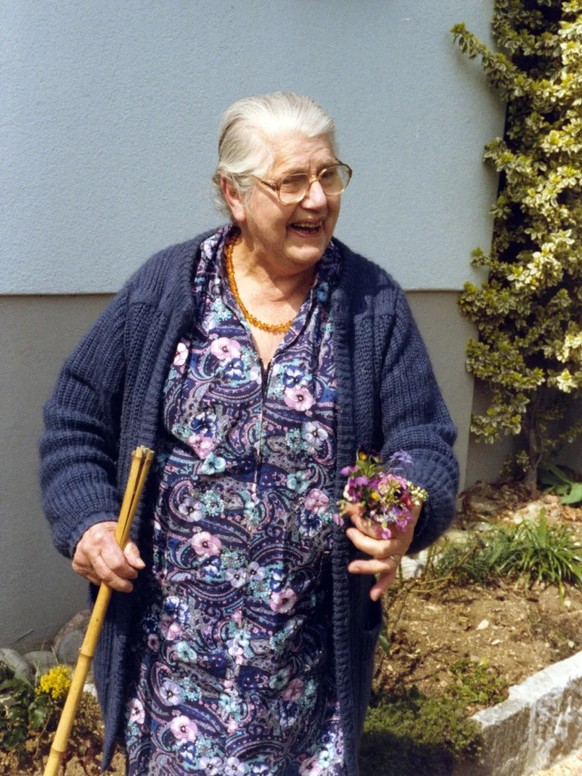 Helene Bossert dans le jardin de sa maison située Bützenenweg à Sissach, où elle a vécu pendant près d’un demi-siècle. Elle a passé ses dernières années dans la maison de retraite «Jakobushaus» à Thür ...