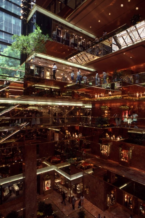 Le hall de la &#039;Trump Tower&#039; à New York, en juillet 1989, Etats-Unis. (Photo by Gérard SIOEN/Gamma-Rapho via Getty Images)