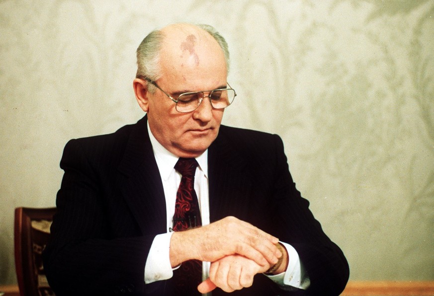 MOSB21- Gorbachev looks at watch before resignation speech - With two minutes left before going on television and announcing his resignation, Soviet President Mikhail Gorbachev checks the time on his  ...