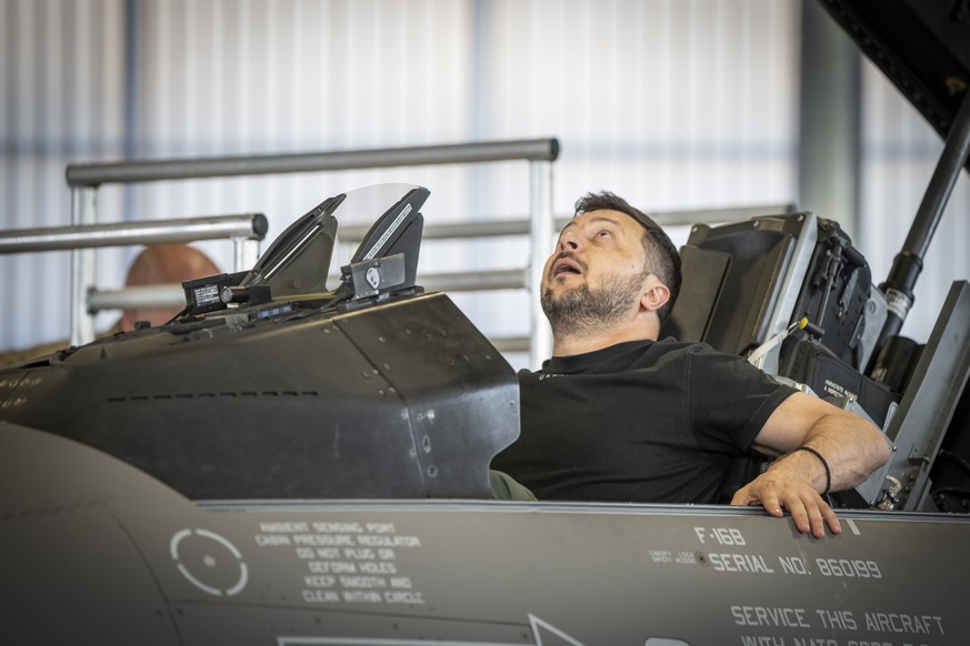 Le président ukrainien Volodymyr Zelensky assis dans un avion de chasse F-16 dans une base au Danemark.