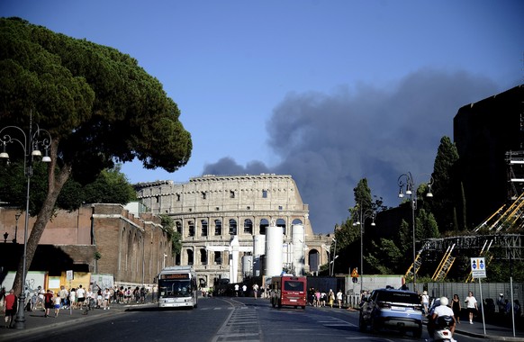 epa10062315 View of a huge column of black smoke caused by a vast fire that broke out in Rome, Italy, 09 July 2022. EPA/FABIO CIMAGLIA