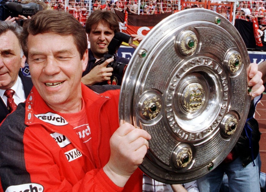 HBG30-19980509-HAMBURG, GERMANY: German Soccer League's team 1. FC Kaiserslautern's coach Otto Rehhagel proudly holds the German Soccer League Champion's trophy, which the team was awar ...