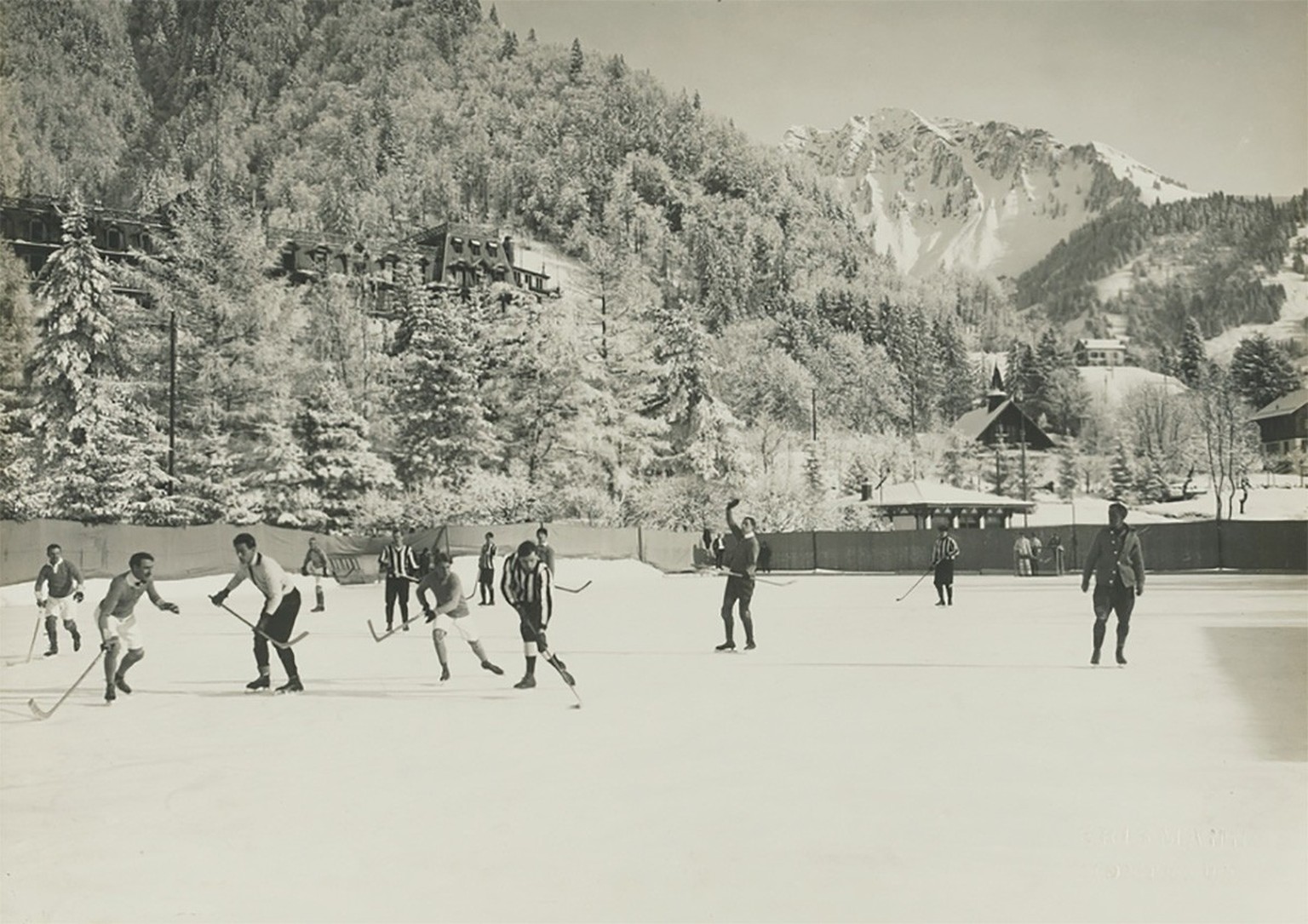 Match de hockey sur glace tout en élégance au Grand Hôtel des Avants, dans les années 1920.
http://doi.org/10.3932/ethz-a-000102587