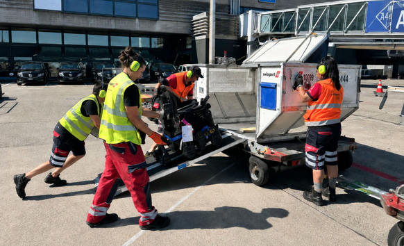 Un soulagement pour les utilisateurs de fauteuils roulants : Swissport lance un nouveau service – mais Swiss renforce les obstacles.