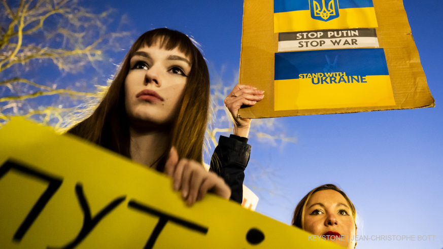 Des manifestants prennent part à une manifestation contre l&#039;invasion russe en Ukraine à Lausanne, en Suisse, le jeudi 3 mars 2022. (KEYSTONE/Jean-Christophe Bott)