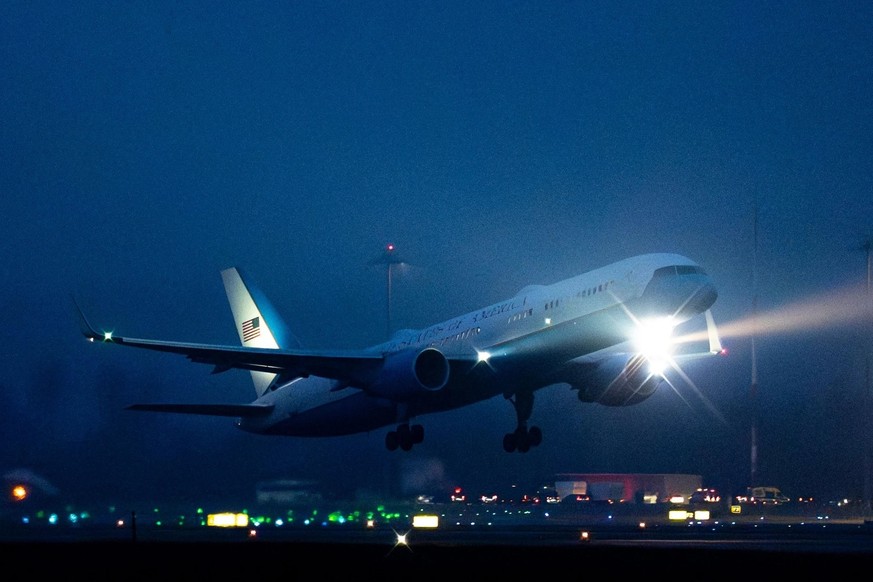 Donald Trumps Ersatz-Air-Force-One hebt am Donnerstag auf dem Flughafen Zürich wieder in Richtung USA ab.