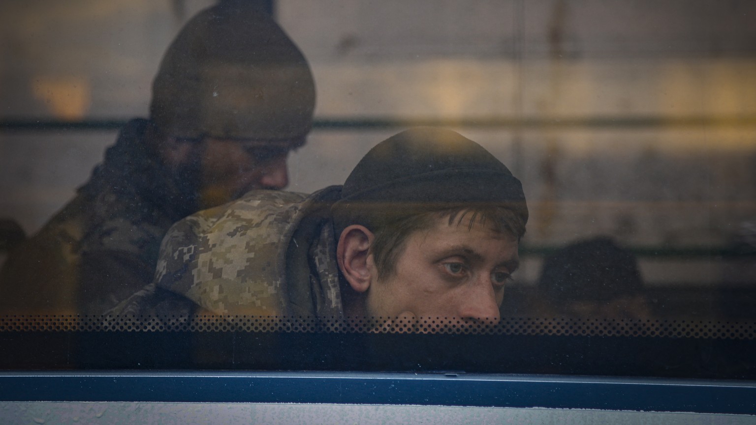 epa09953832 Ukrainian servicemen sitting in a bus as they are being evacuated from the besieged Azovstal steel plant in Mariupol, Ukraine, 17 May 2022. A total of 265 Ukrainian militants, including 51 ...