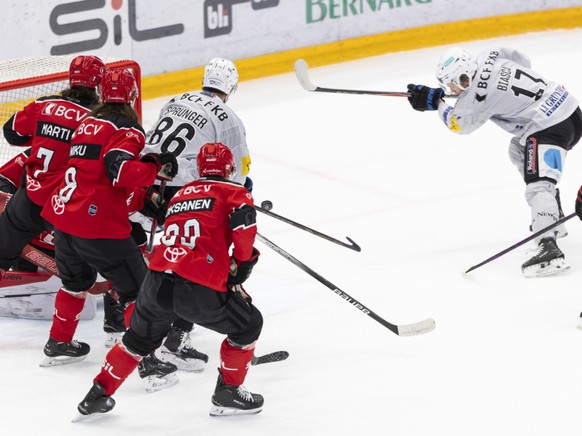 Attilio Biasca (à droite) a ouvert le score dans la patinoire lausannoise.
