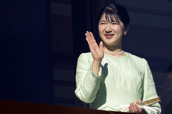 epa11801855 Japanese Princess Aiko waves to well-wishers during the royal family&#039;s public appearance for New Year celebrations at the Imperial Palace in Tokyo, Japan, 02 January 2025. People gath ...