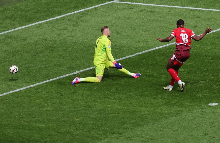 Kwadwo Duah (à droite), seul face à Peter Gulacsi au moment de marquer le premier but de la Nati à l&#039;Euro