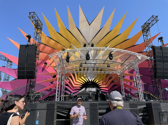 Pour l'anecdote, son look a été inspiré par celui du festival de Tomorrowland.