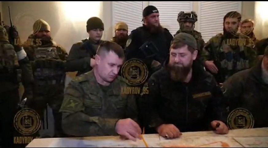 Cette photo est censée représenter le général Andreï Mordvichev (à gauche), dit mort par les autorités ukrainiennes et Kadyrov à Marioupol. Pour l'heure, l'information n'a pas été vérifiée par des sources indépendantes. 