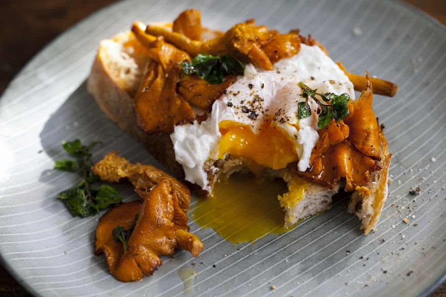 pochierte eier pilze eierschwämmli toast