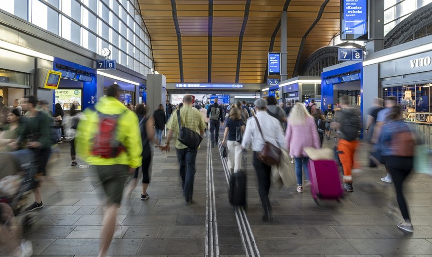Reisende gehen ueber die Passerelle im Bahnhof SBB in Basel, am Montag, 16. Mai 2022. (KEYSTONE/Georgios Kefalas)