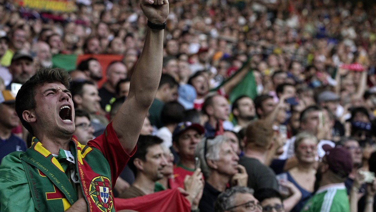 os portugueses comemoraram como heróis no seu regresso