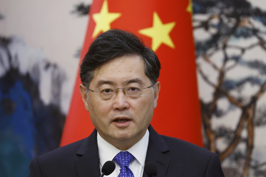 Depuis trois semaines, le ministre chinois des Affaires étrangères Qin Gang a disparu de la scène publique. Une théorie explosive a fait son chemin sur les réseaux sociaux, mais l&#039;affaire met sur ...