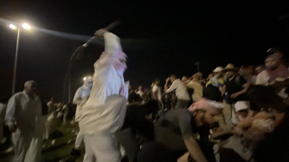 Un homme fouette les manifestants dans un checkpoint près de la ville d'Ismaïla en Egypte