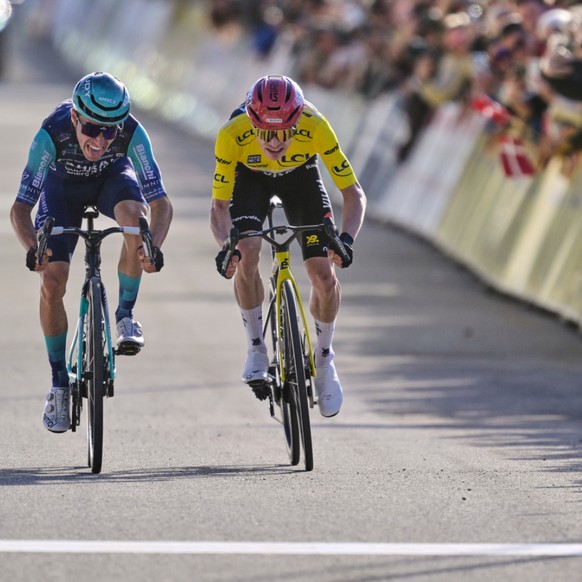 Jonas Vingegaard (à droite) a été devancé sur la dernière étape par Lenny Martinez, mais il a bien écrasé la course.