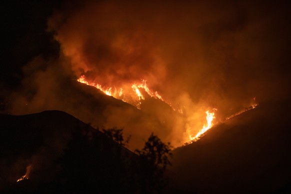 epa11595678 The &#039;Airport Fire&#039; burns in the foothills of Orange County in Rancho Santa Margarita, California, USA, 09 September 2024. The fire, reported near a remote-controlled airplane air ...