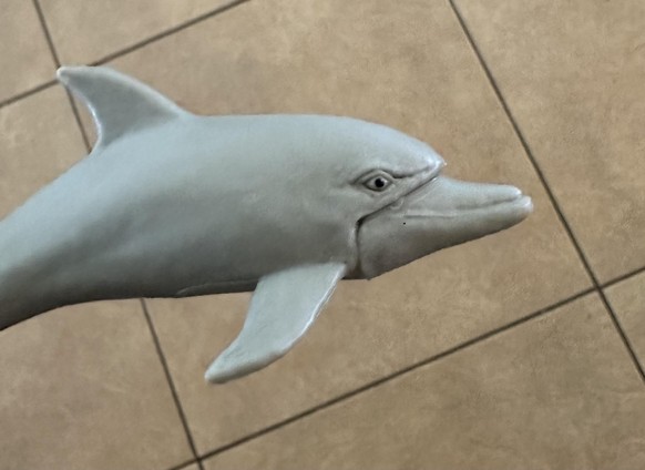 Böser Delfin: Creepy Spielzeug